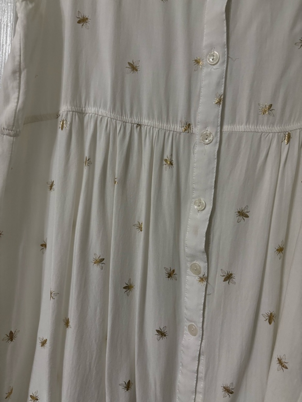 Solitaire White Sleeveless Button-Front Blouse with Gold Bees Embroidered. - Picture 3 of 7